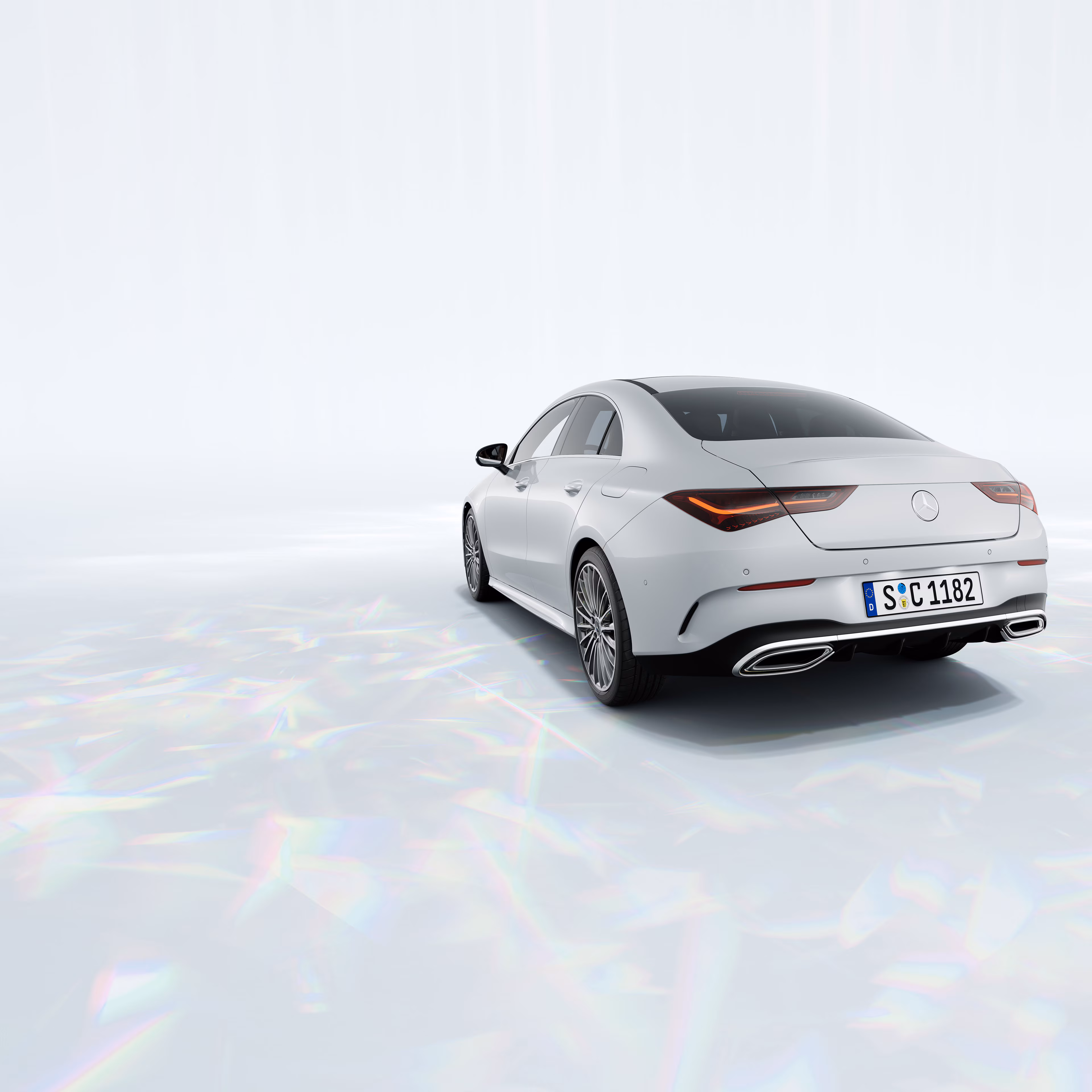 롯데렌터카 전시장에 전시된 CLA Coupé 차량 전면부 직접 촬영 사진