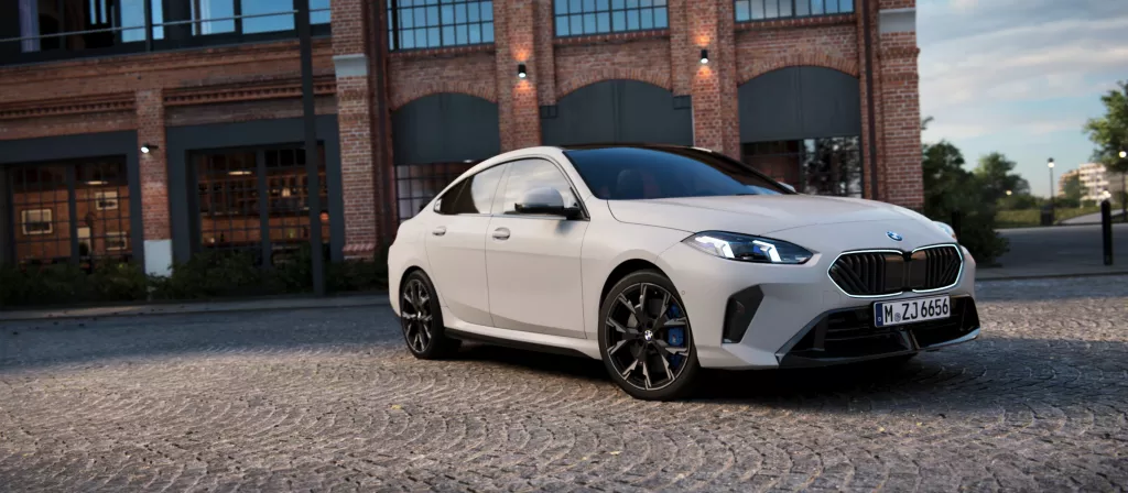 BMW 2시리즈 그란 쿠페 프론트 샤크 노우즈와 키드니 그릴이 선명하게 보이는 측면 45도 각도 사진