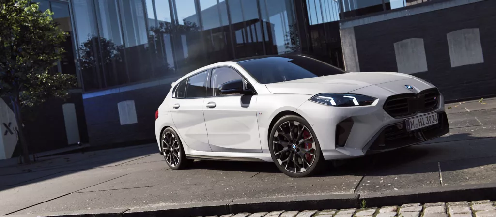 BMW M135 F70 프론트 뷰 및 사이드 라인업 스튜디오 컷