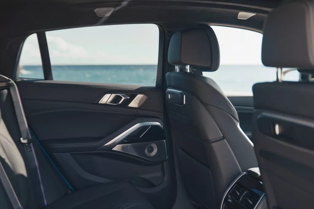 BMW X6 G06 차량 전면부 측면 각도 촬영 사진
