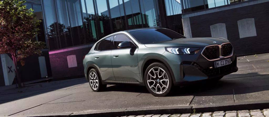 BMW X2(U10) 차량 전면부 측면 각도 촬영 사진
