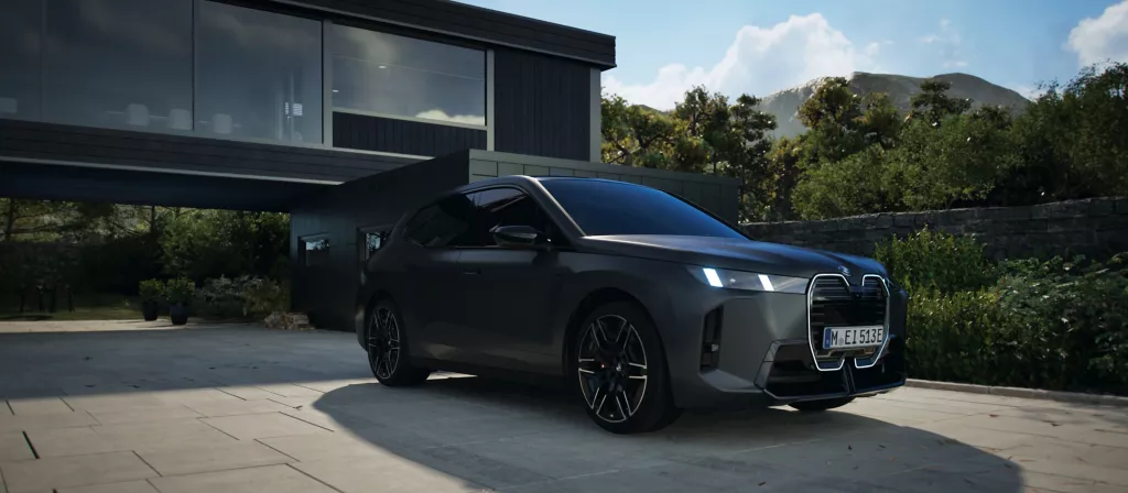 BMW iX M70 프론트 그릴 및 헤드라이트 디테일 컷