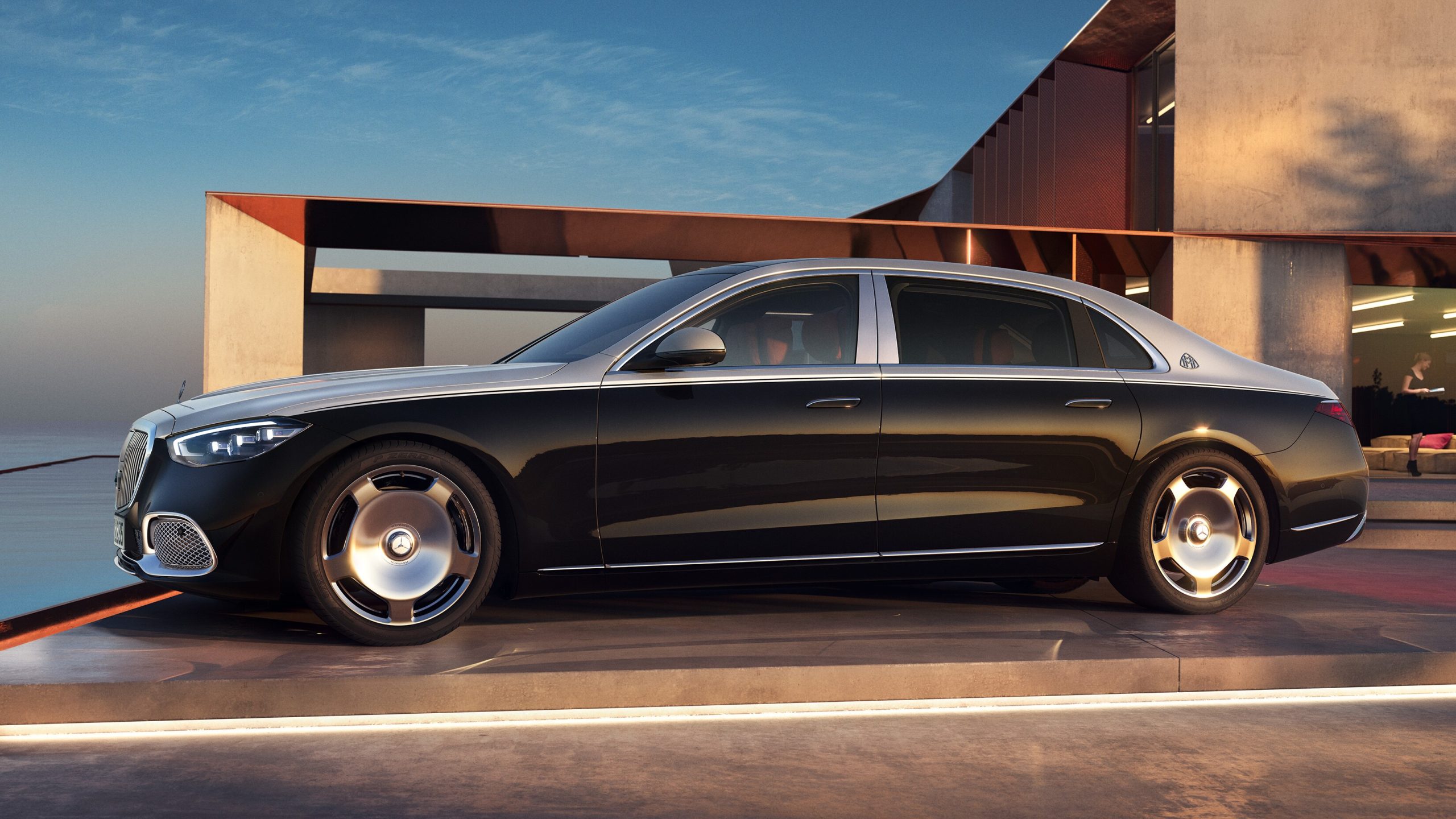 S-Class Sedan 전면부 측면 앵글 촬영 사진