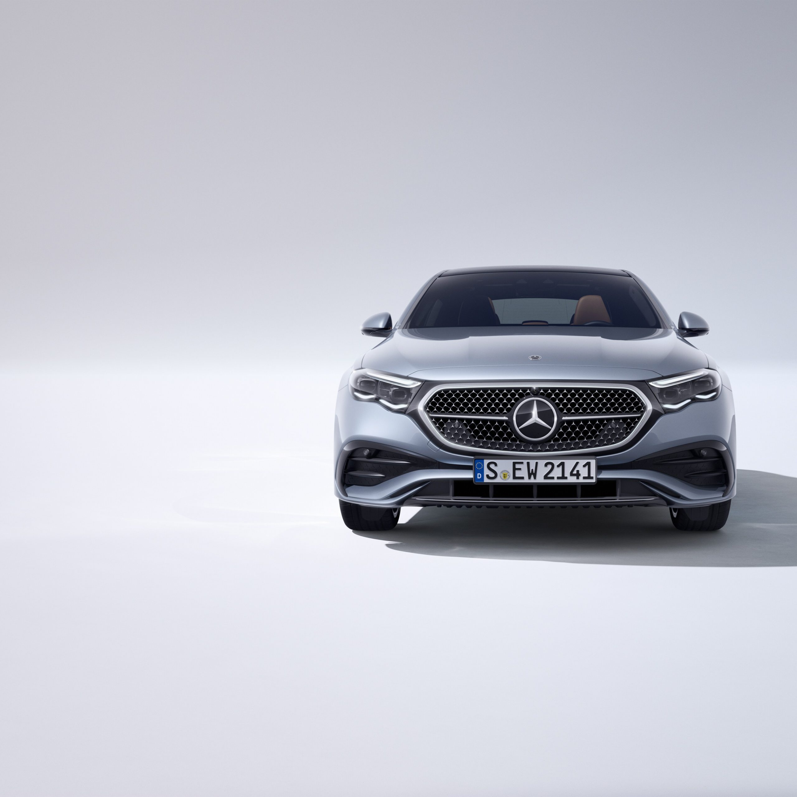 벤츠 E-Class 세단 전면부 측면 45도 각도 촬영 사진