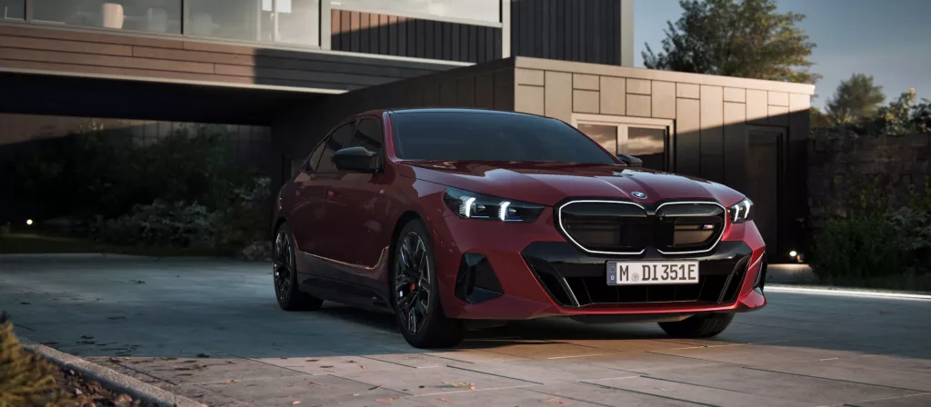 BMW i5 M60 xDrive 프론트 그릴 및 M 배지가 선명하게 보이는 전면부 직접 촬영 사진