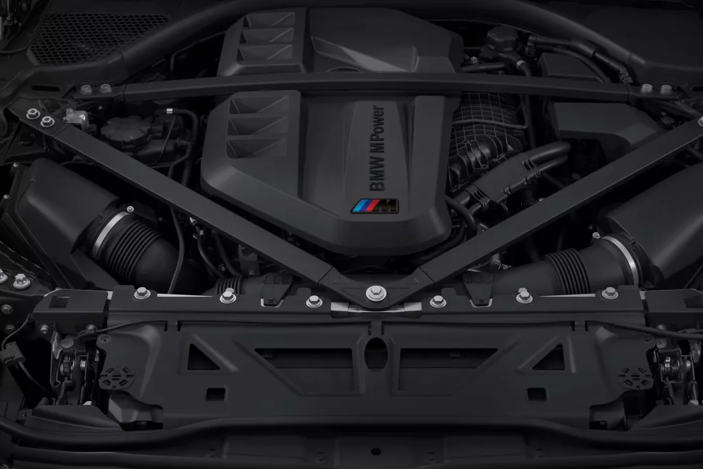 BMW M4 컴페티션 컨버터블 M xDrive 측면 45도 각도 스튜디오 컷