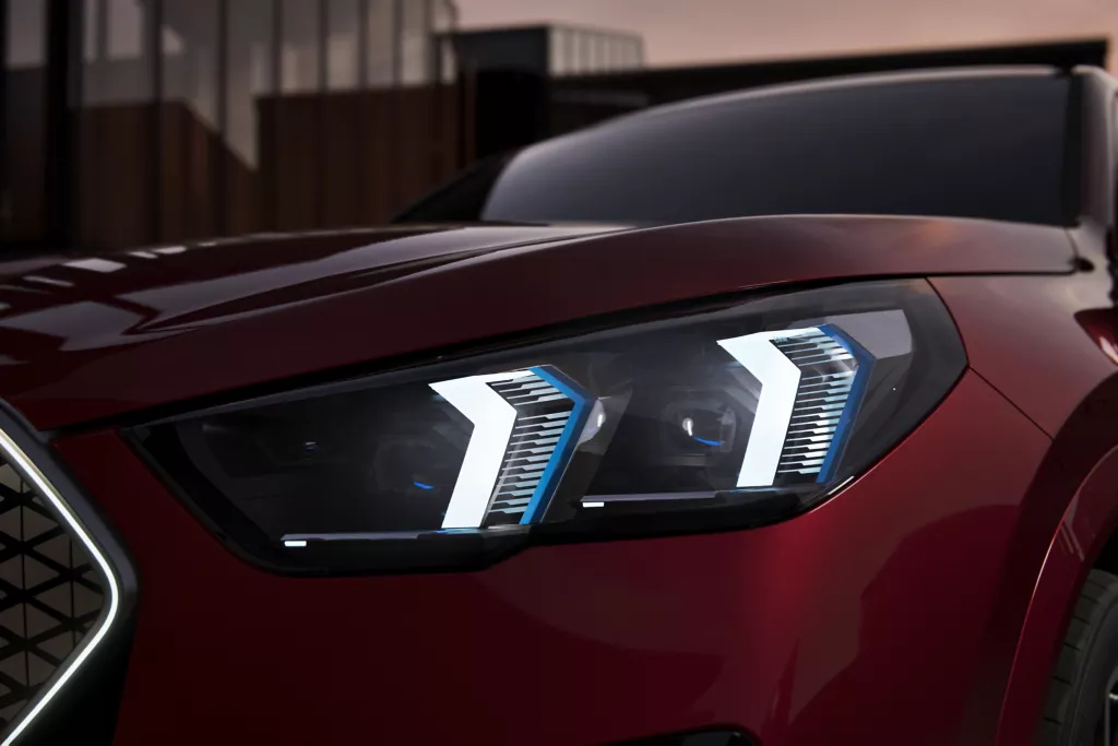 BMW iX2 실내 인포테인먼트 화면 조작 모습