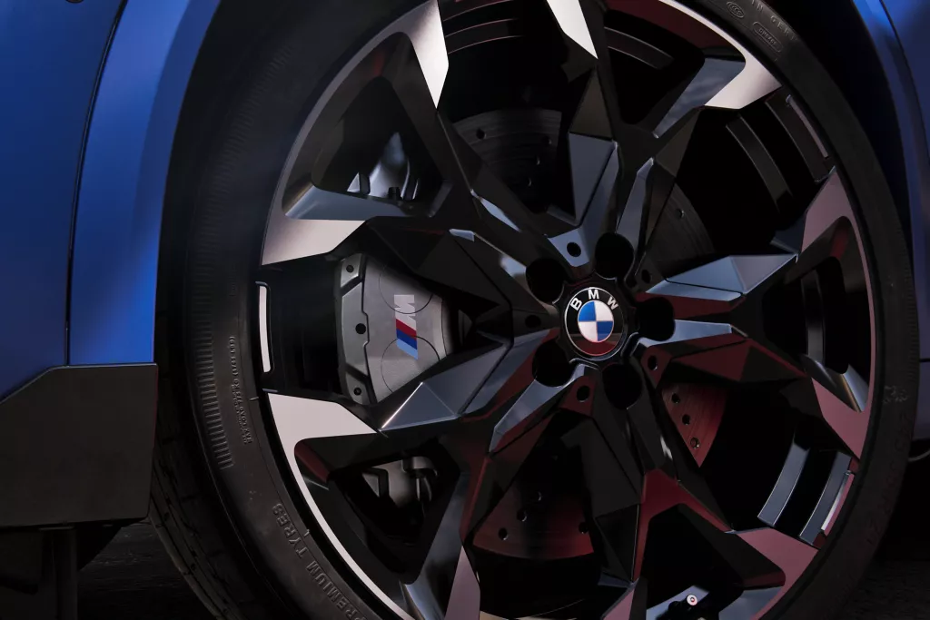 BMW X2 M35i xDrive 엔진룸 및 M 배지 클로즈업 샷