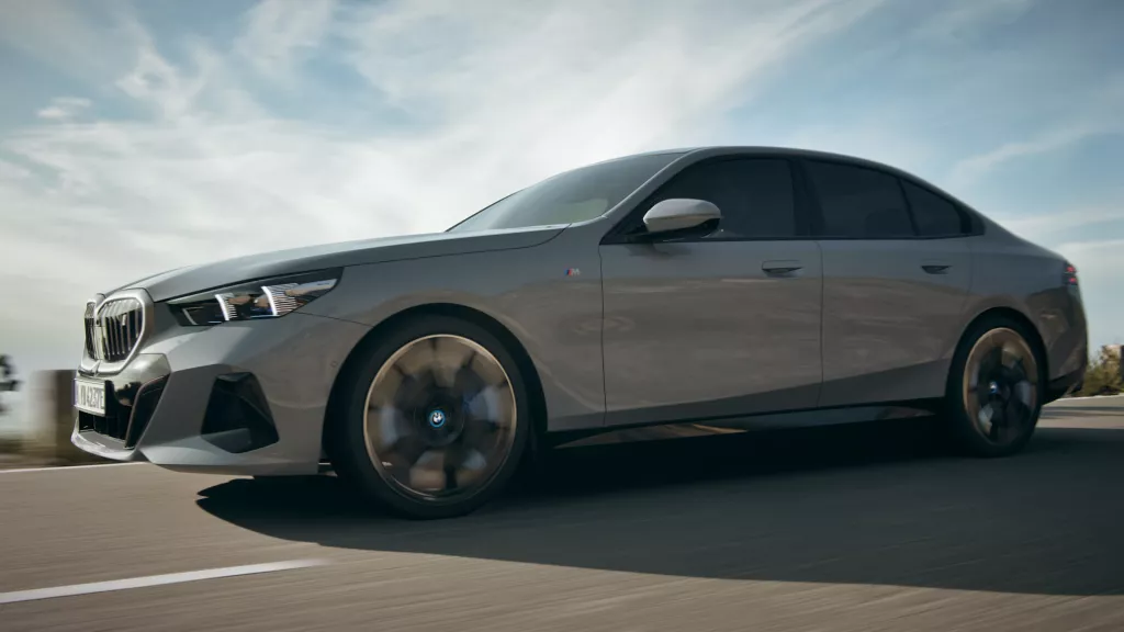 BMW i5 실내 파노라마 디스플레이 조작 화면