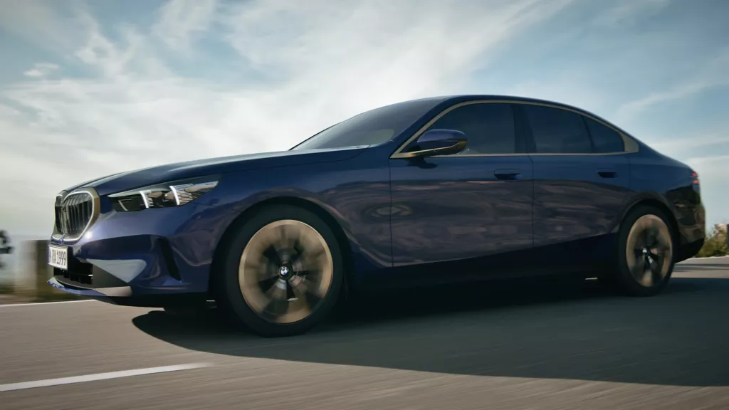 BMW 5시리즈(G60) 실내 대시보드 및 스티어링 휠 클로즈업 사진