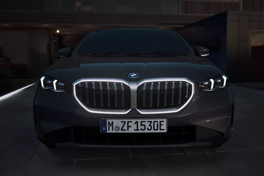 BMW 530e G60 실내 대시보드 및 계기판 클로즈업