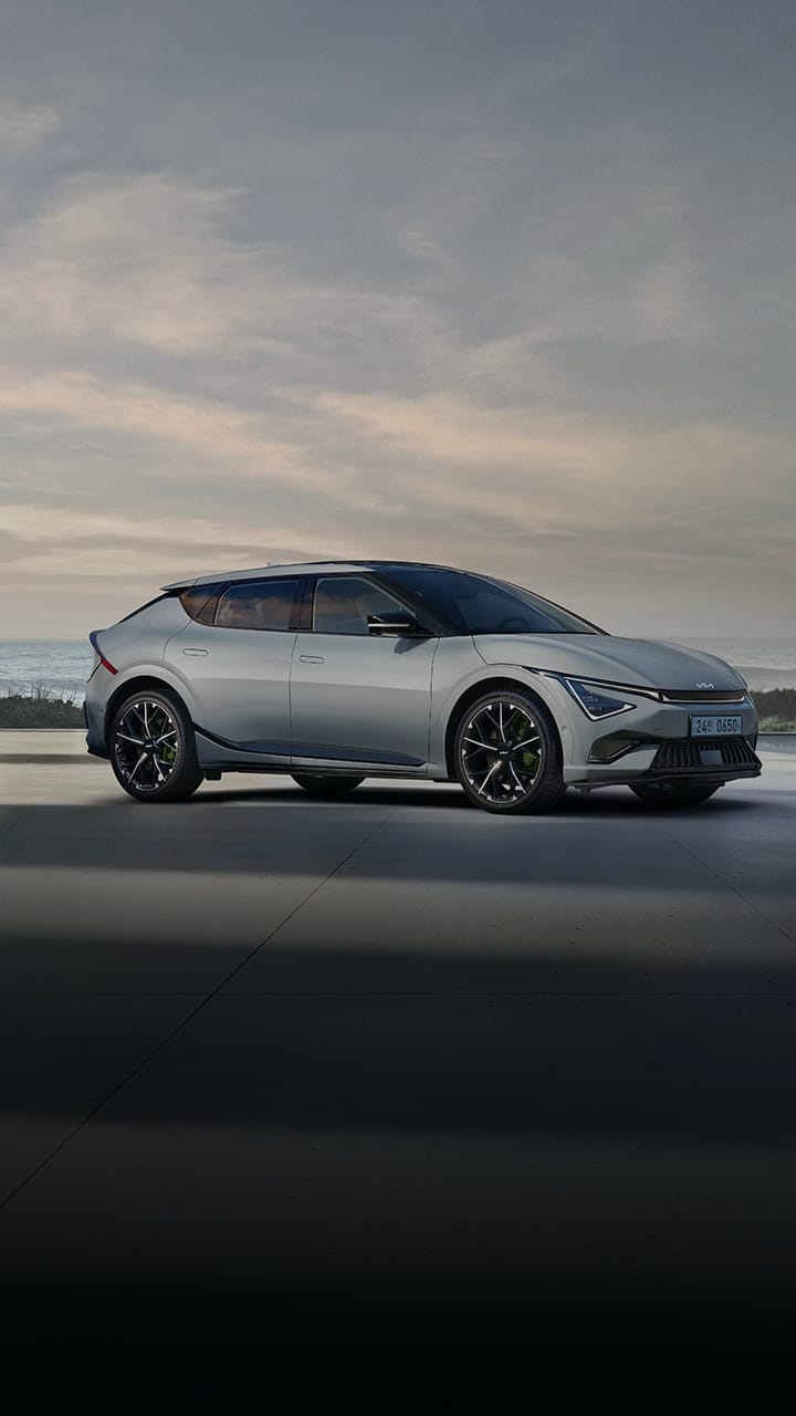 EV6 GT 실내 스티어링 휠과 디지털 클러스터 근접 촬영