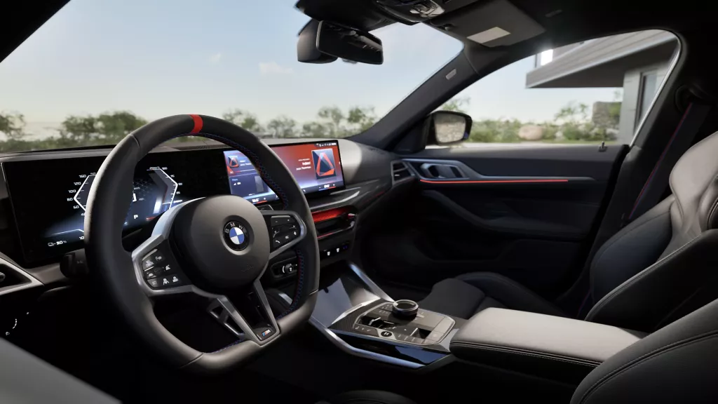 BMW i4 M60 실내 파노라마 디스플레이 및 스티어링 휠 클로즈업