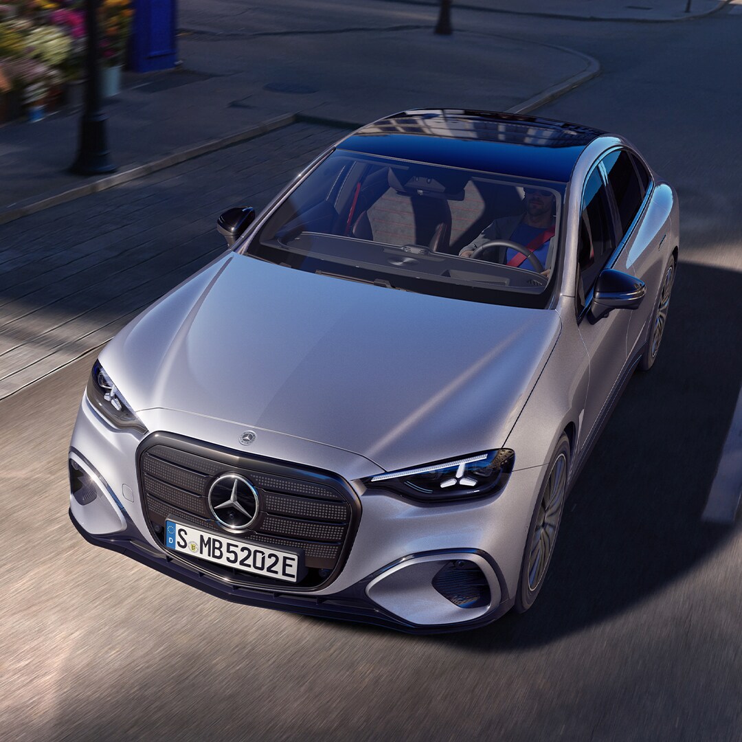 C-Class 실내 대시보드 및 스티어링 휠 클로즈업 직접 촬영 사진
