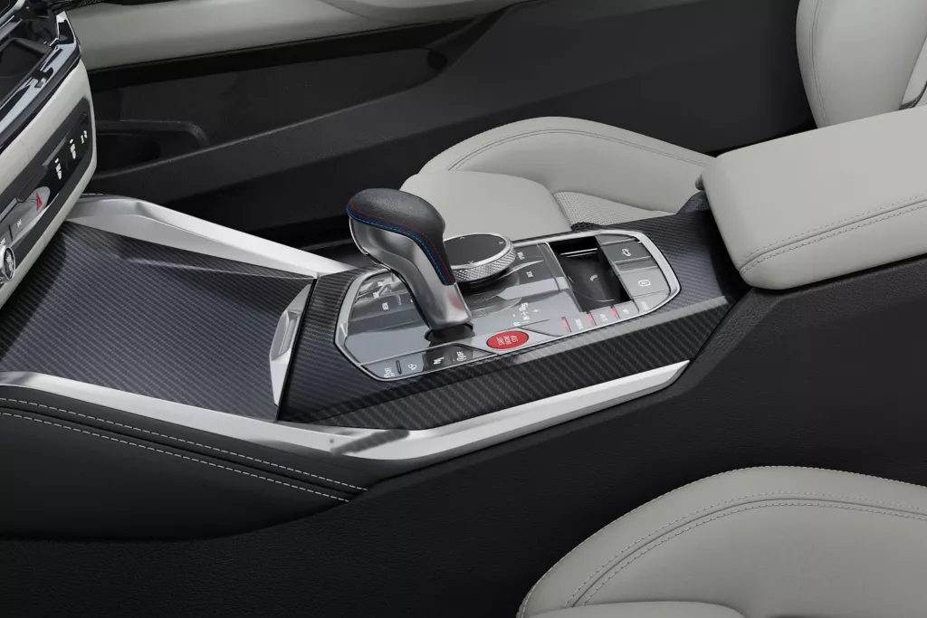 BMW M4 컨버터블 엔진룸 및 M 배지 클로즈업 사진