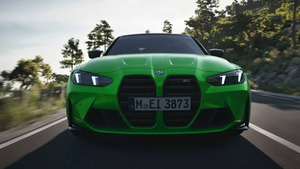 BMW M3 실내 스티어링 휠과 계기판 클로즈업 사진