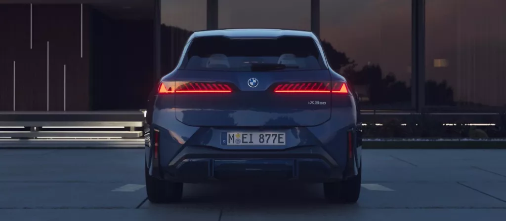 BMW iX3 충전구에 충전 케이블 연결된 모습