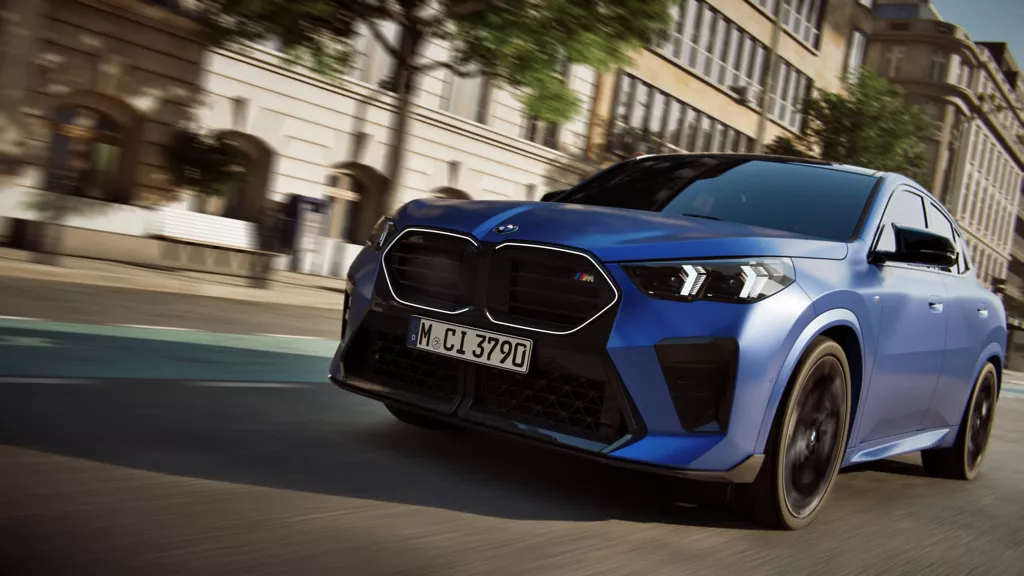 BMW X2 M35i xDrive 리어 머플러 및 브레이크 캘리퍼 상세 사진
