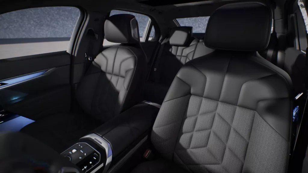 BMW 7시리즈 M 모델 실내 파노라마 디스플레이와 M 스티어링 휠 클로즈업