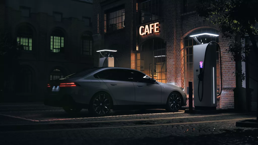 BMW i5 DC 급속 충전 포트 연결 모습