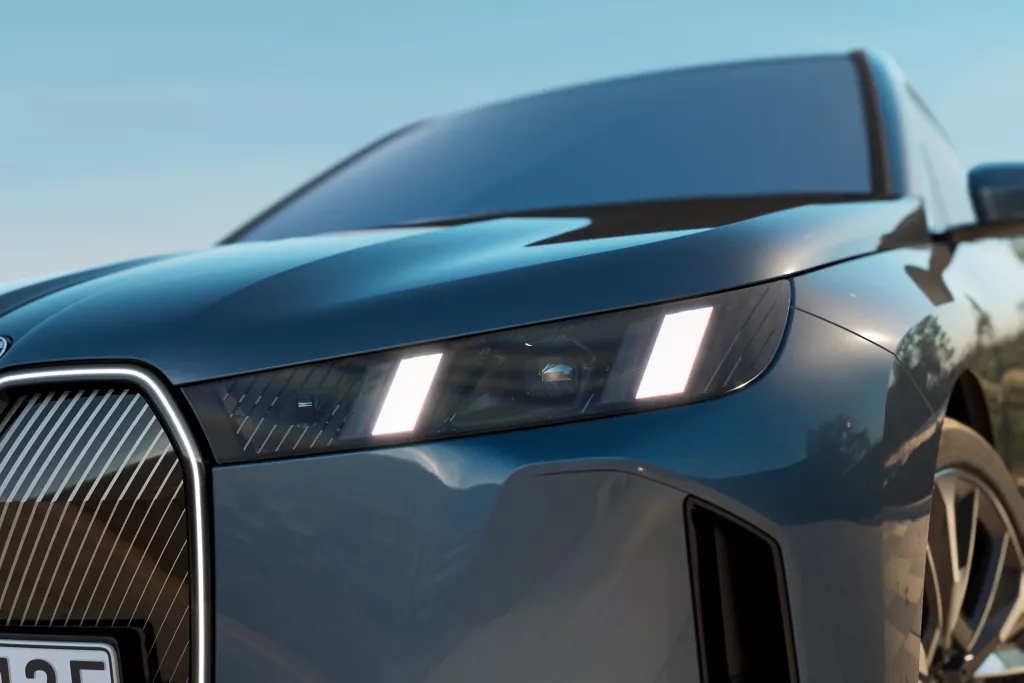 BMW iX 트렁크를 완전히 개방하고 적재 공간을 보여주는 사진
