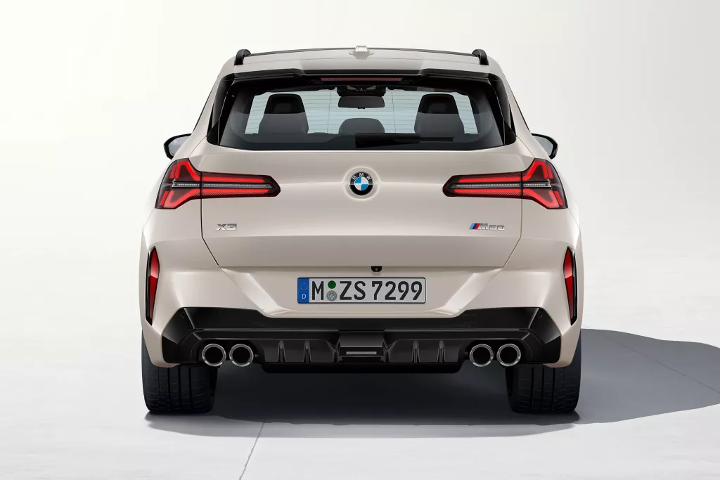 파노라마 선루프가 열린 상태의 실내 공간과 비건 가죽 시트 질감 사진