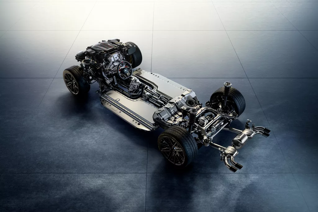 BMW M5 G90 파워트레인 구성도 또는 엔진룸 사진