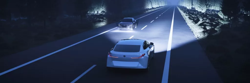 BMW i4 그란 쿠페 계기판에 주행 가능 거리 432km가 표시된 실내 컷