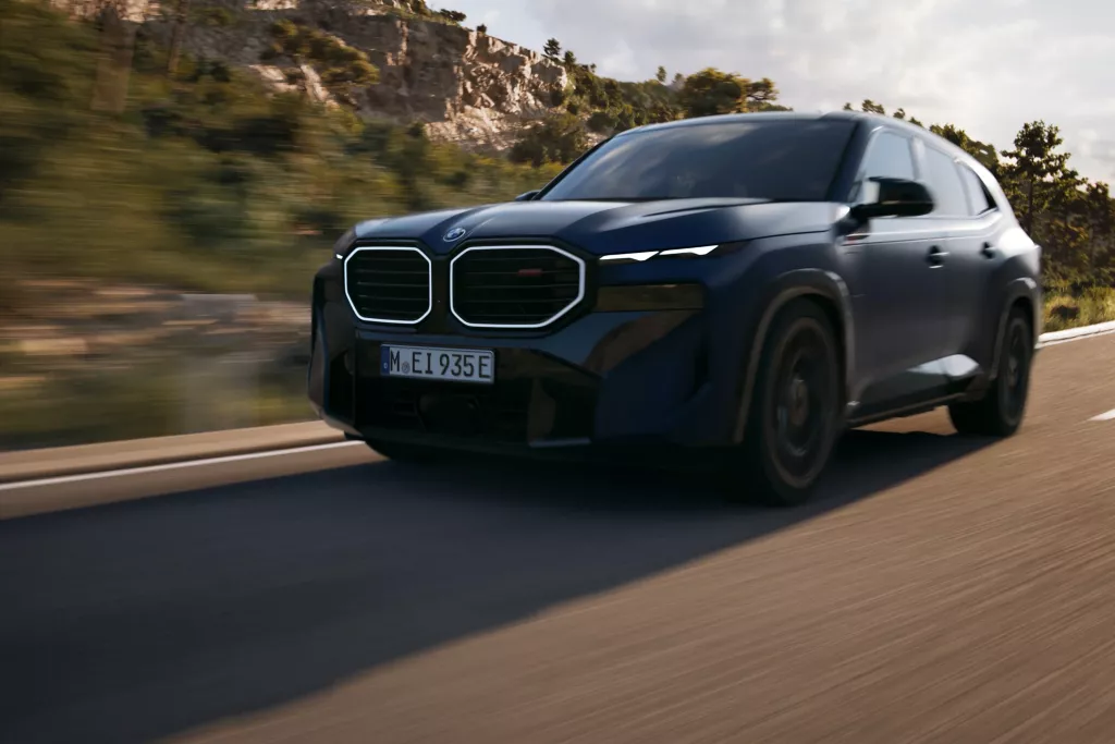 BMW XM M 모델(G09) 후면부 및 머플러 디테일 샷