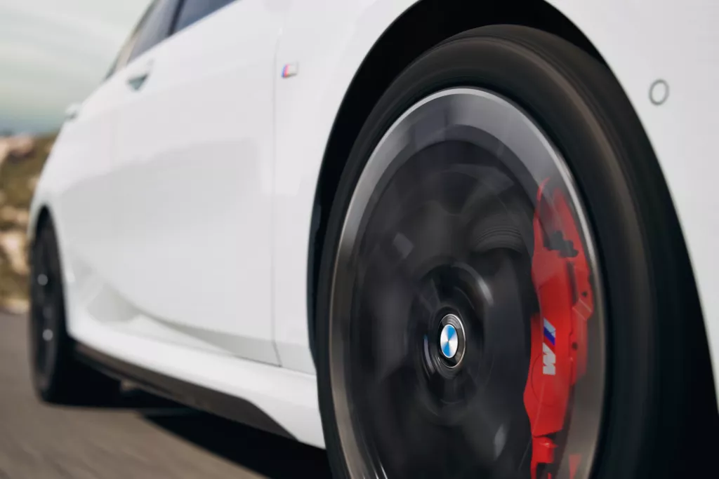 BMW M135 트렁크 적재 공간 및 뒷좌석 폴딩 시연 사진