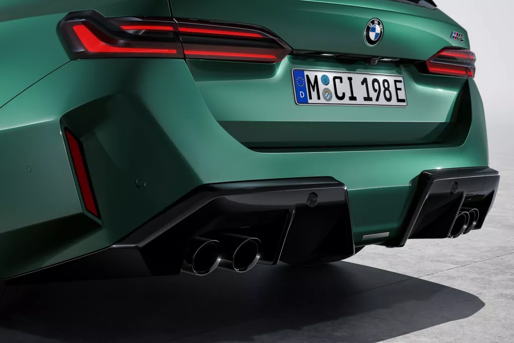 BMW M5 투어링 충전 포트 및 주유구 동시 개방 상태 사진