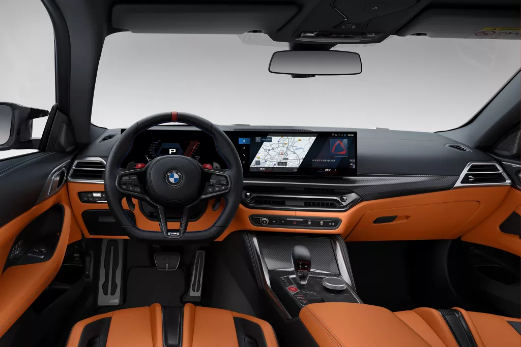 BMW M4 쿠페 키와 계약서가 놓인 데스크 탑뷰 사진