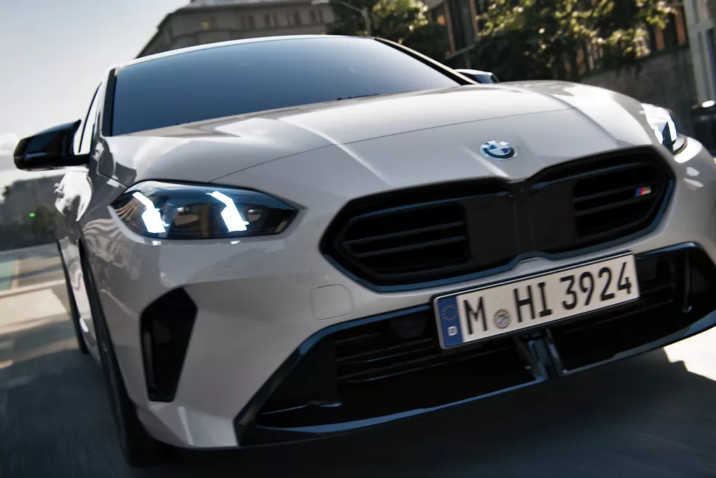 BMW M135 실내 인테리어 및 디지털 콕핏 전면 뷰